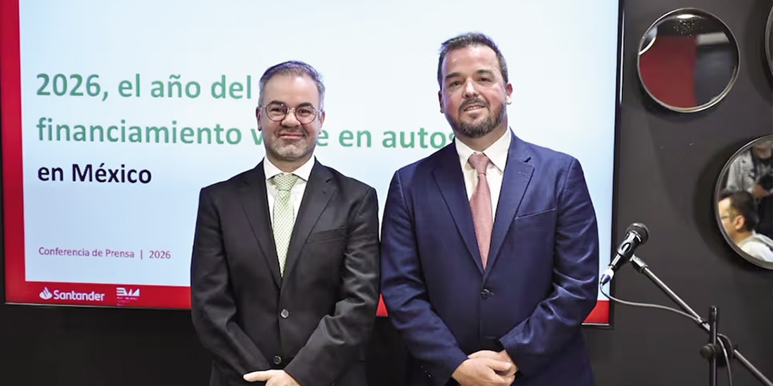 Eugenio Grandio (izq.), presidente de la EMA, y Alejandro Vázquez, director automotriz de Santander México, ayer.