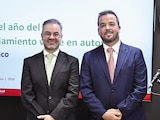 Eugenio Grandio (izq.), presidente de la EMA, y Alejandro Vázquez, director automotriz de Santander México, ayer.