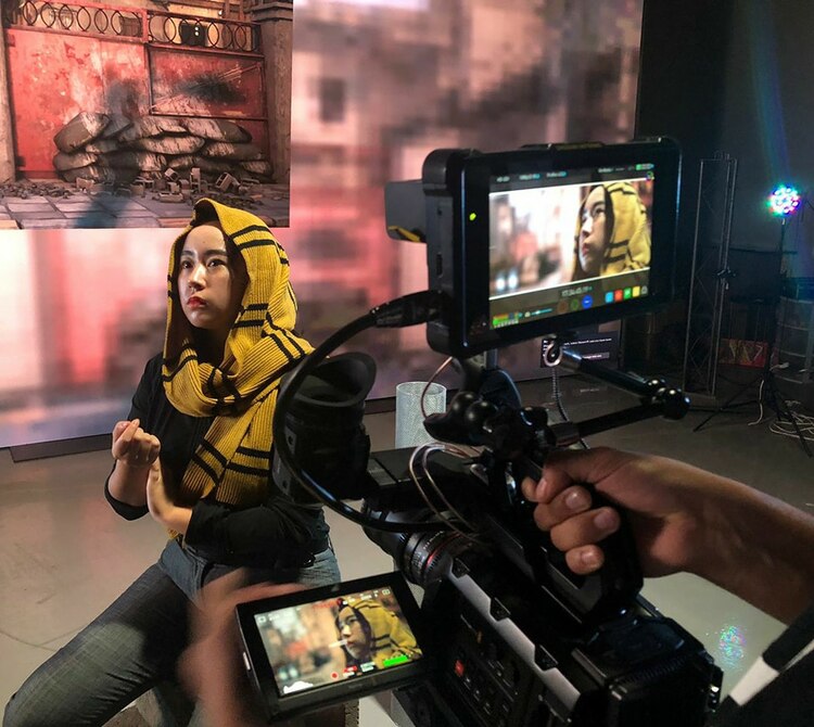 El equipo de iDigital, durante la grabación de dos escenas, una en un aeropuerto y otra en Siria.