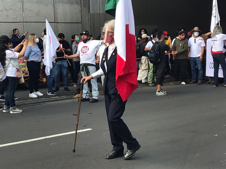 A sus 75 años, Mirtocleya Gallardo encabeza la marcha.