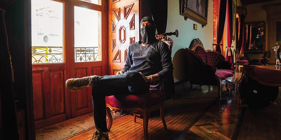 Encapuchado que ingresó al Palacio de Gobierno de Michoacán, el domingo.