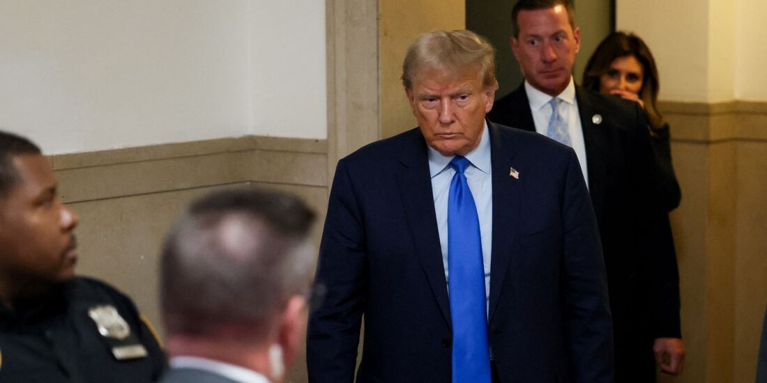 Donald Trump ingresa al tribunal de Manhattan, donde se desarrolla su juicio por acusación de fraude.