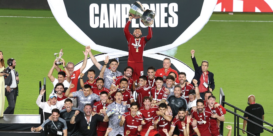 LOS DIABLOS Rojos alzan otro título
en su carrera, ayer, en EU.
