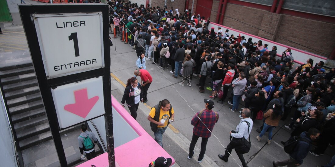 Fila de usuarios de la Línea 1 del Metro para abordar una unidad del Metrobús en el Cetram Pantitlán, ayer.