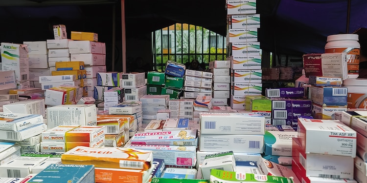 Venta de medicamentos en el tianguis El Salado, en un recorrido por La Razón.