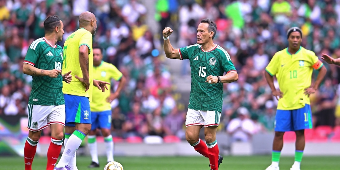 Leyendas de México derrotan a los históricos de Brasil en el Estadio Azteca