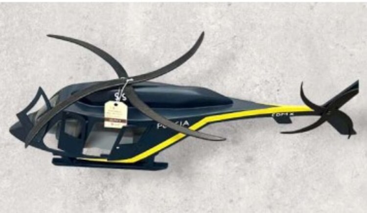 Helicóptero de madera pintada