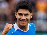 Obed Vargas en un duelo con el Atlético de Madrid