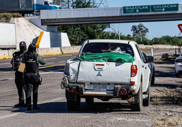 Fueron localizados cinco cuerpos sin vida dentro de una camioneta abandonada en Sinaloa.