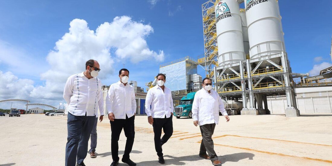 El gobernador de Yucatan en recorrido por la planta de cemento.