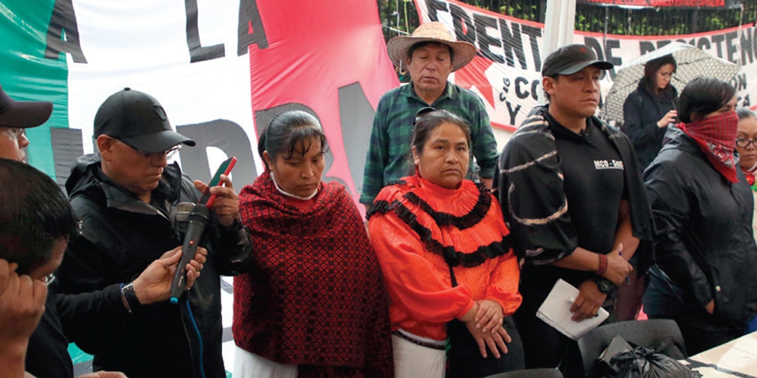 Colectivos protestan en Segob por la violencia en Guerrero, ayer.