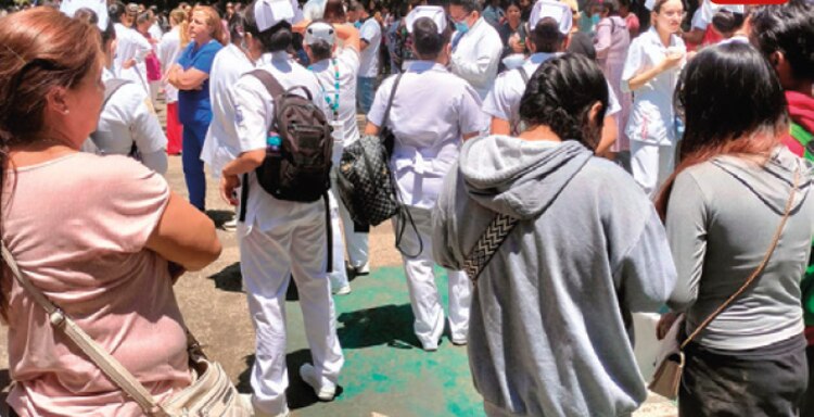 Pacientes y enfermeras del hospital La Raza, durante el ejercicio.