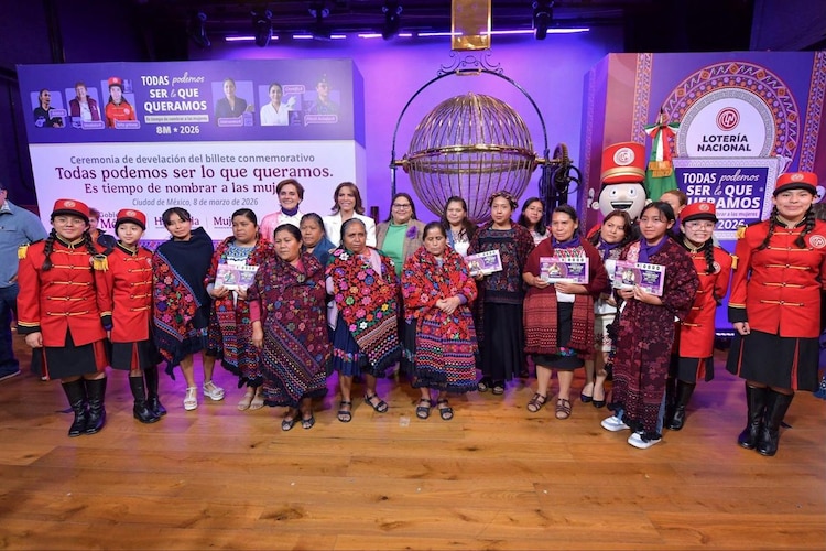 Autoridades de la Lotería Nacional y el Gobierno de México develan el billete conmemorativo del 8 de marzo.