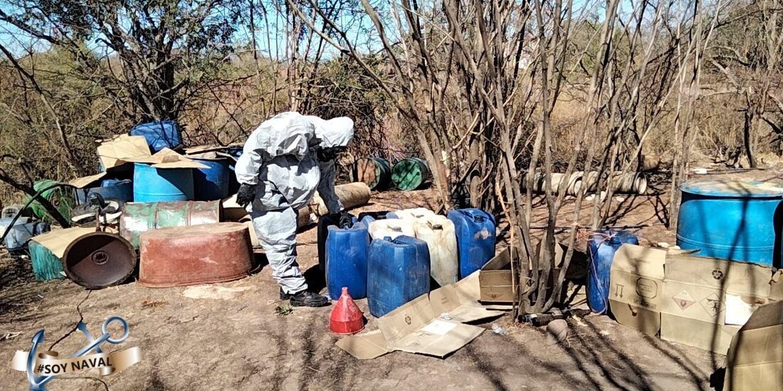 Un elemento de la Marina hace revisión en la zona inhabilitada.