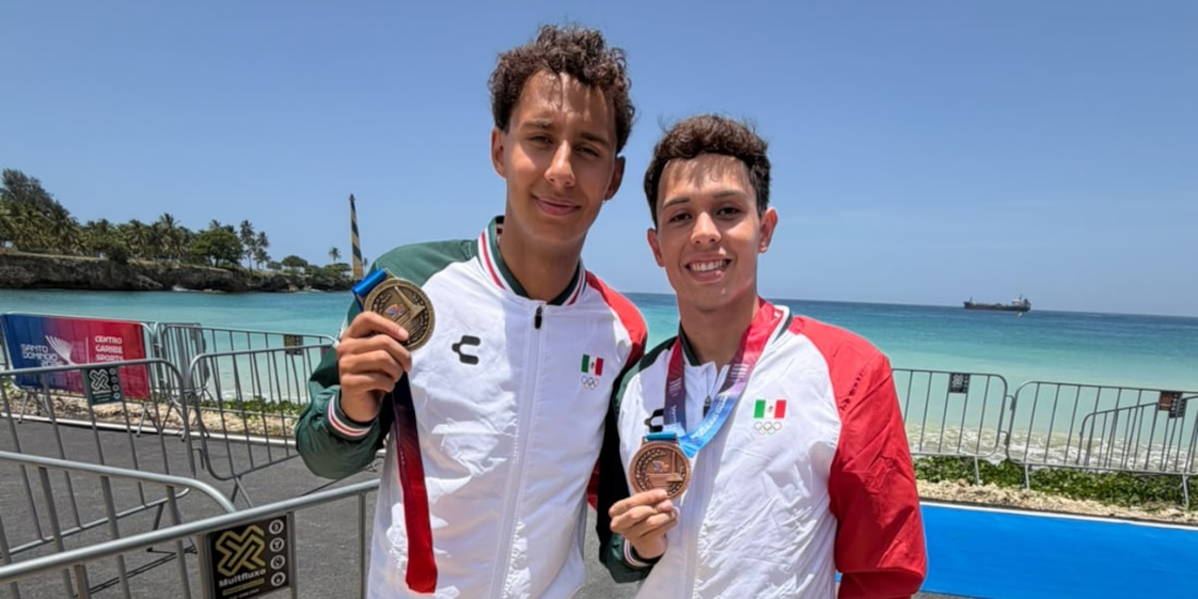 Paulo Strehlke (izquierda) presume su medalla de oro.