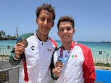 Paulo Strehlke (izquierda) presume su medalla de oro.