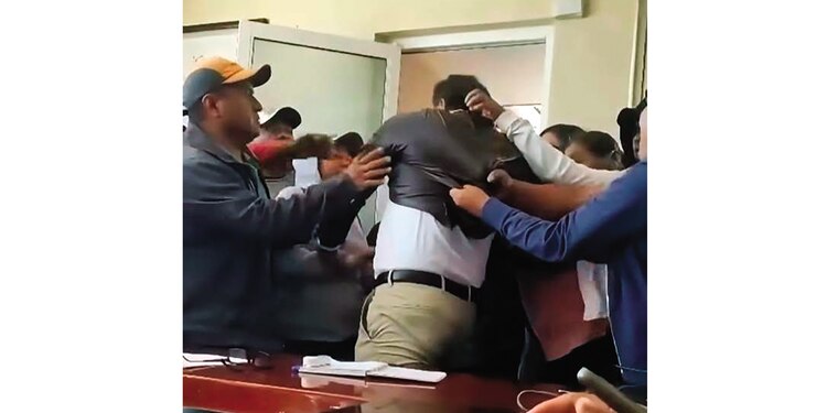 VECINOS ENARDECIDOS │ EL PRESIDENTE municipal morenista, en los momentos en que sus gobernados
irrumpen en su oficina y, agresiones de por medio, lo trasladan a su comunidad