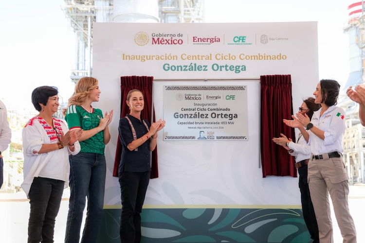 Al centro, la Presidente Claudia Sheinbaum y la gobernadora Marina del Pilar en la inauguración de la Central de Ciclo Combinado.