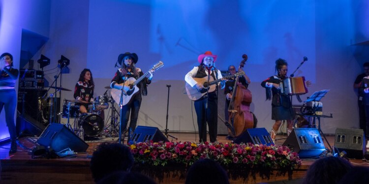 La intérprete con la banda con la que grabó el disco