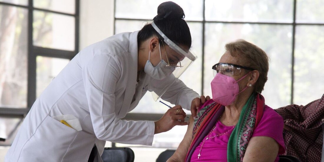 Vacunación antiCOVID en adultos mayores.