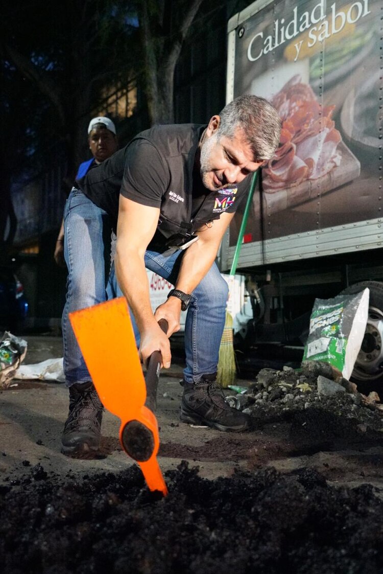 El alcalde Mauricio Tabe reconoce la labor de los servidores públicos de #AntibachesMH, quienes lograron reparar 1,900 baches en tiempo récord.