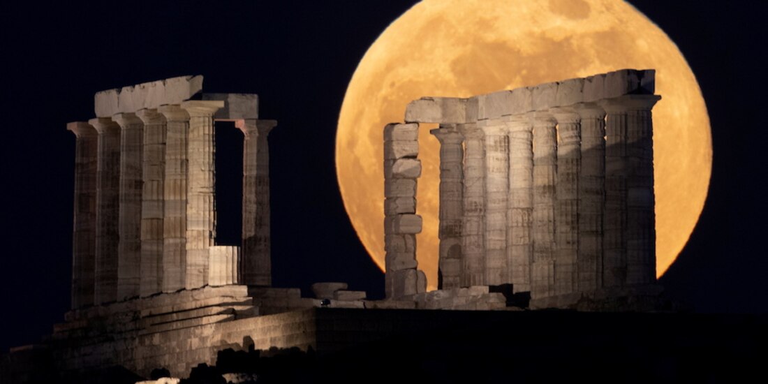 Sobre el Templo de Poseidón en Cabo Sunión, cerca de Atenas, Grecia.