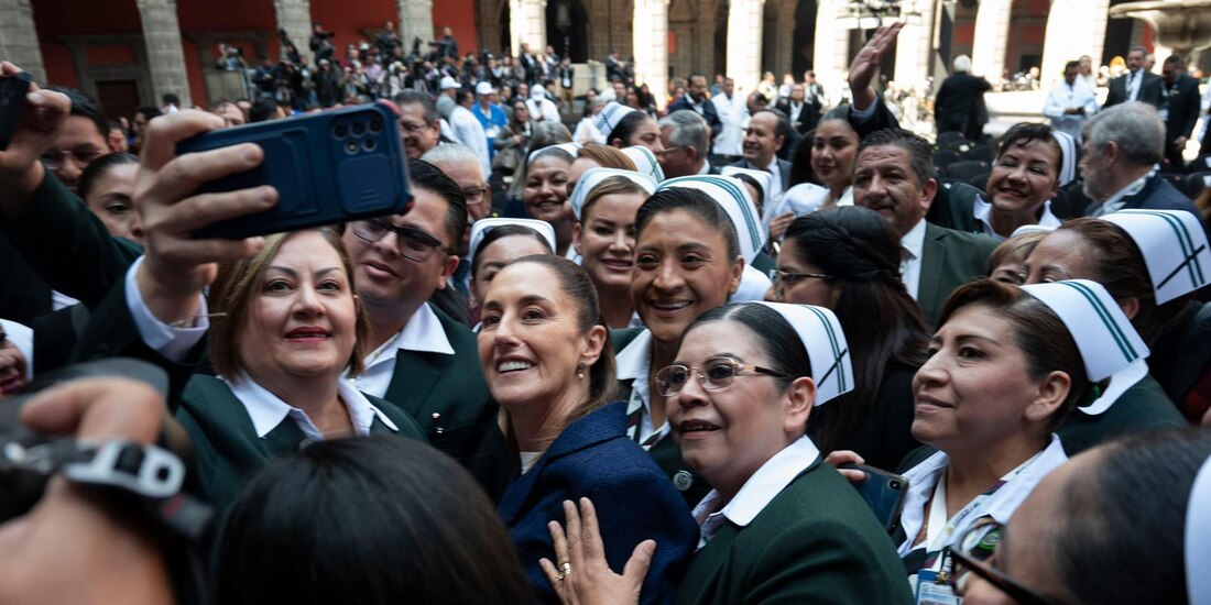 La Presidenta de México con trabajadores del IMSS.