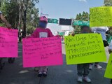 Niños con cáncer sostienen pancartas durante la manifestación.