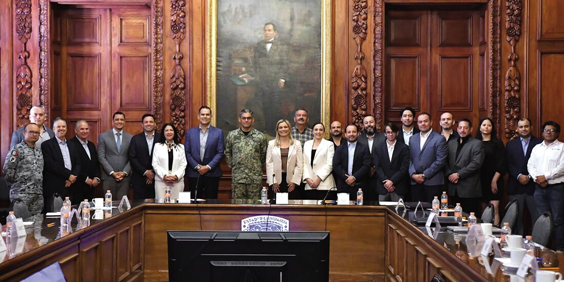 La mandataria estatal (c.), ayer, con representantes del sector.