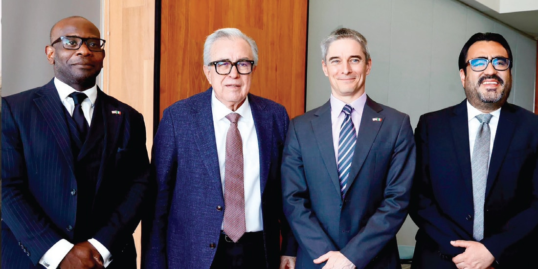 Rubén Rocha (2.o de izq. a der.), en reunión con autoridades de EU, el 11 de marzo.