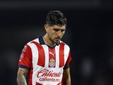Víctor Guzmán durante un partido de Chivas en la Liga MX.
