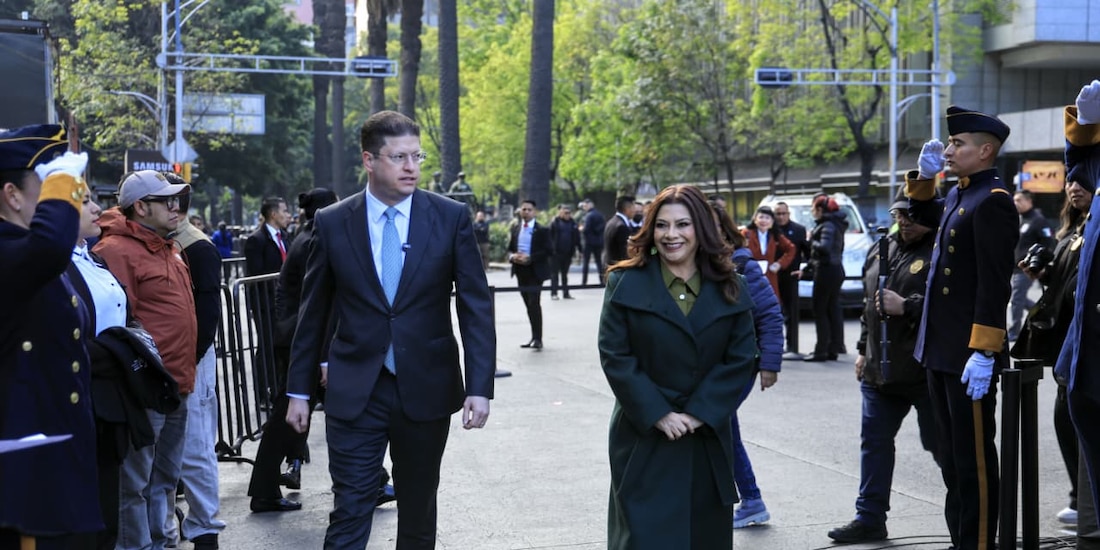 La Jefa de Gobierno, Clara Brugada, reconoce el valor de la policía capitalina en el Ángel de la Independencia.