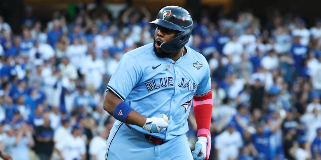 Vladimir Guerrero Jr. festejando su octavo cuadrangular de la postemporada.