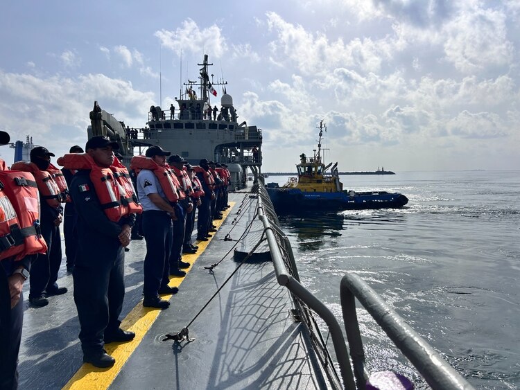 Marina concluye envío de ayuda humanitaria a Venezuela