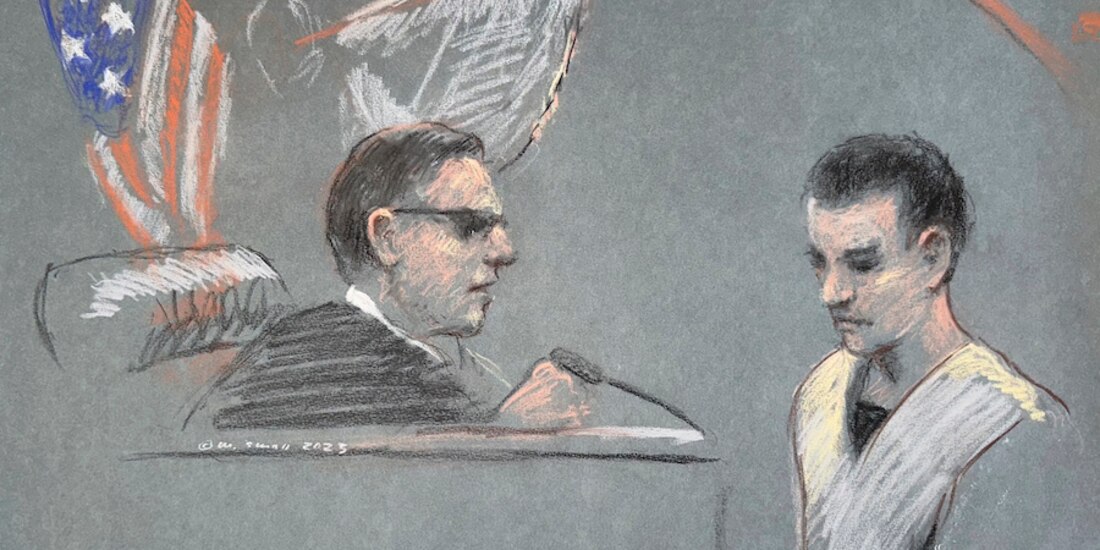 El exintegrante de la Guardia Nacional Aérea (derecha) compareció, ayer, ante un juez federal en Boston.