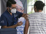 Pobladores de Quintana Roo participan en una prueba experimental en torno a la vacuna de COVID-19.
