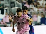 Lionel Messi conduce el esférico ante la marca de Rafael Guerrero en el partido entre Inter Miami y Cruz Azul en la Leagues Cup.