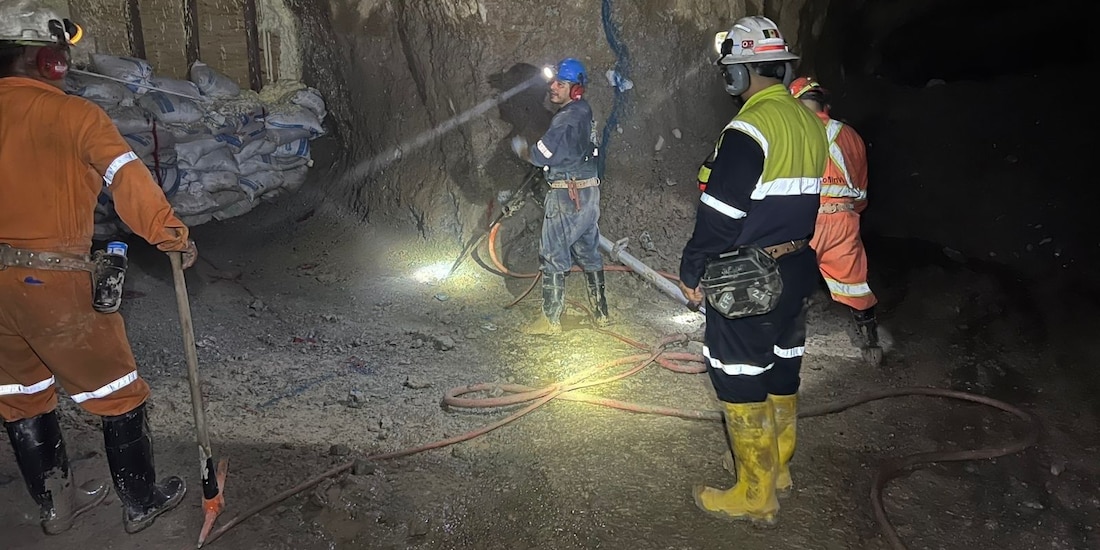 CNPC informa que continúan labores para rescatar a tres mineros de El Rosario, Sinaloa.