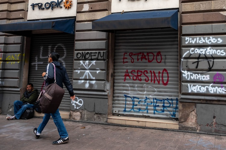 Integrantes del Bloque Negro realizan pintas y destrozos en comercios del Centro Histórico durante marcha del 2 de octubre.