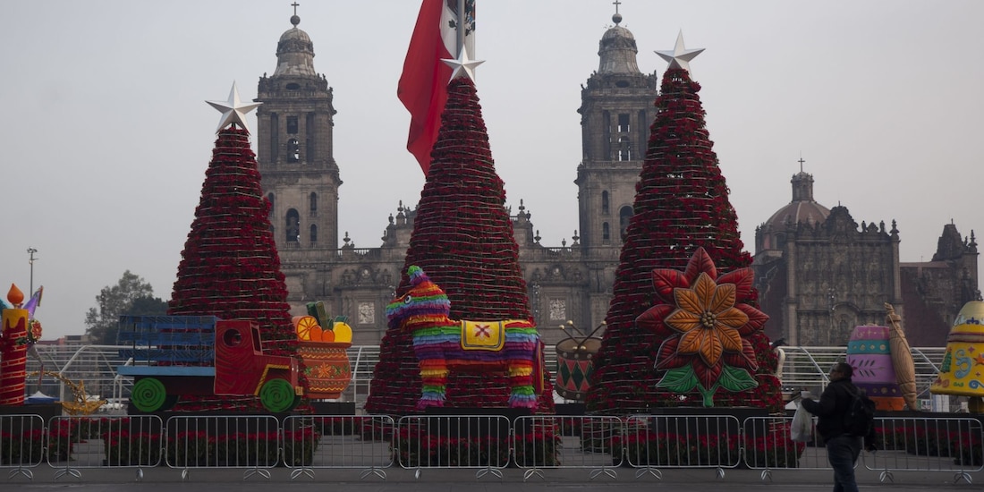 Decoraciones navideñas en el Zócalo capitalino.