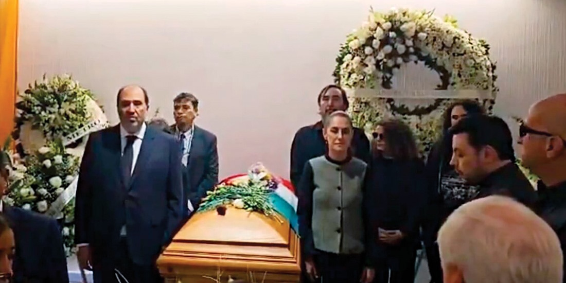 LA MANDATARIA, ayer, en una guardia
de honor con los hijos de Cárdenas.