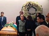 LA MANDATARIA, ayer, en una guardia
de honor con los hijos de Cárdenas.