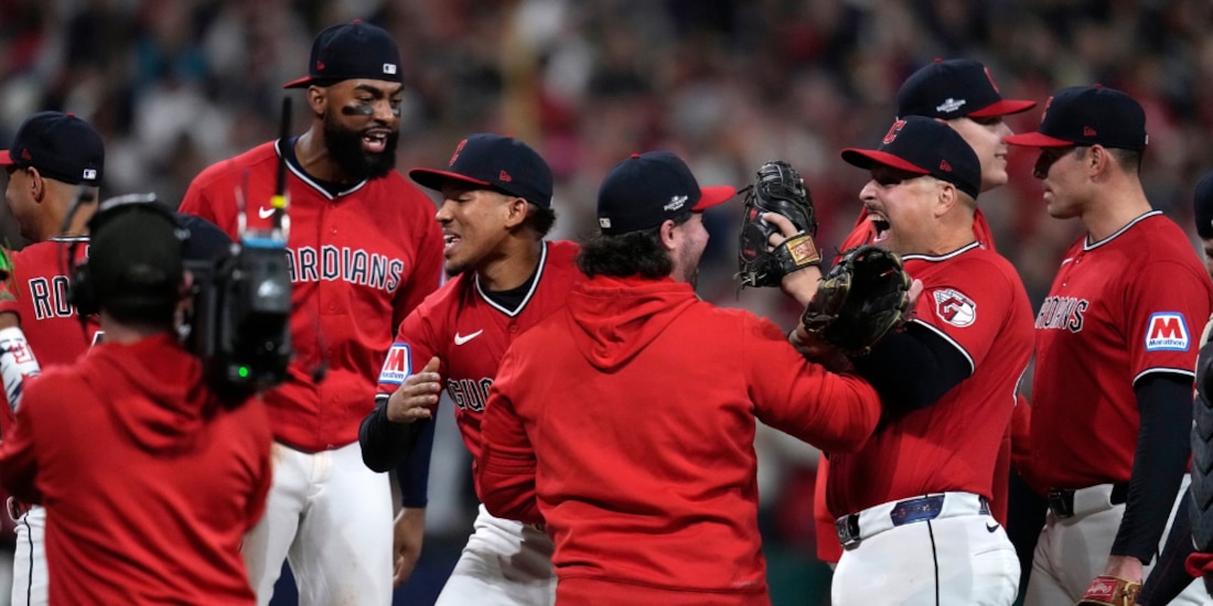 Jugadores de Guardians celebran su pase a la Serie de Campeonato.