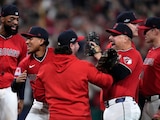 Jugadores de Guardians celebran su pase a la Serie de Campeonato.