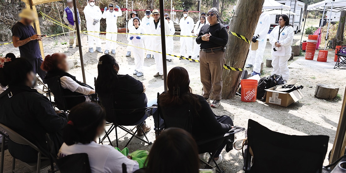 Personal de la Fiscalía y madres buscadoras, el pasado martes.
