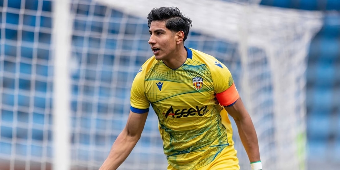 El delantero mexicano Armando León en un partido en Europa