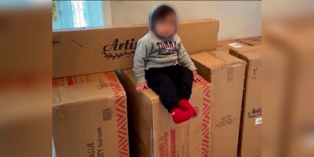 El menor con los paquetes que compró accidentalmente