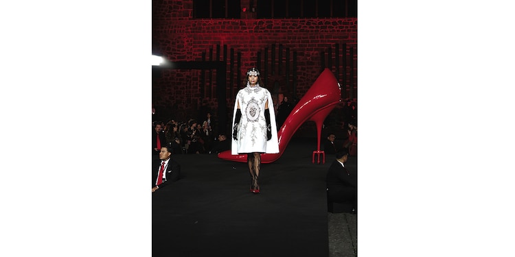 Veinte diseñadores encabezaron el desfile de modas en honor a la cinta