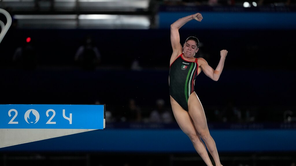 Alejandra Orozco durante uno de sus saltos en Francia, ayer.