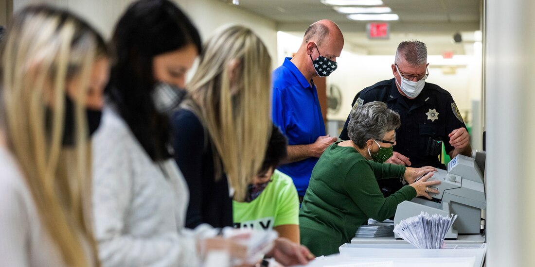 Preparan las boletas para el escrutinio en el sótano del Palacio de Justicia del Condado de Beaver, el 4 de noviembre de 2020, en Beaver, Pensilvania.
